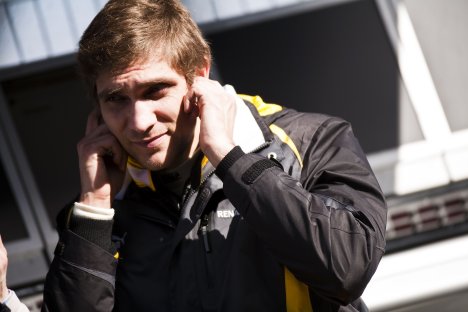 Petrov vil helst ikke høre et nej fra Mercedes til et DTM sæde
(Foto: Renault F1)